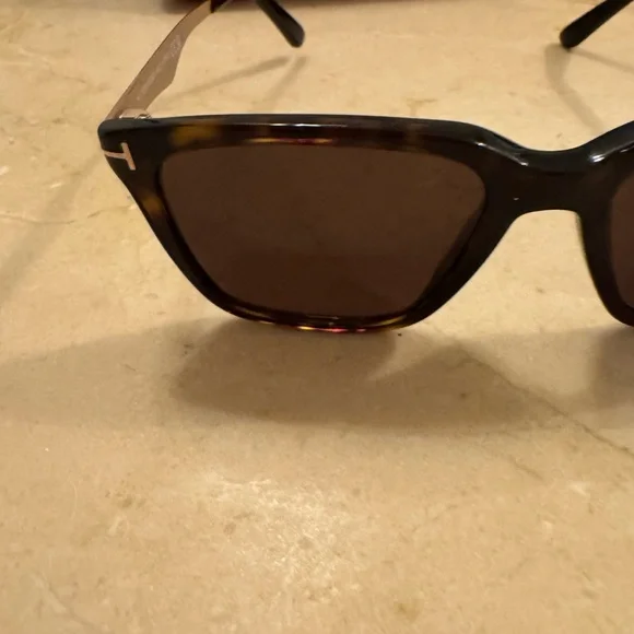 Tom Ford Garrett sunglasses
Garrett TF862 52E 54<017 145 *3
Brown - Picture 2 of 8